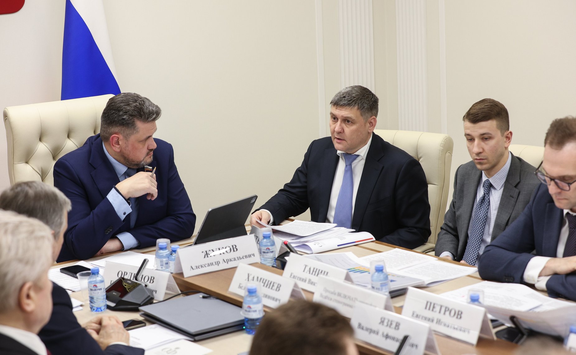 Круглый стол на тему «Совершенствование механизмов государственного регулирования деятельности геологоразведочных юниорных компаний и стимулирование их развития»