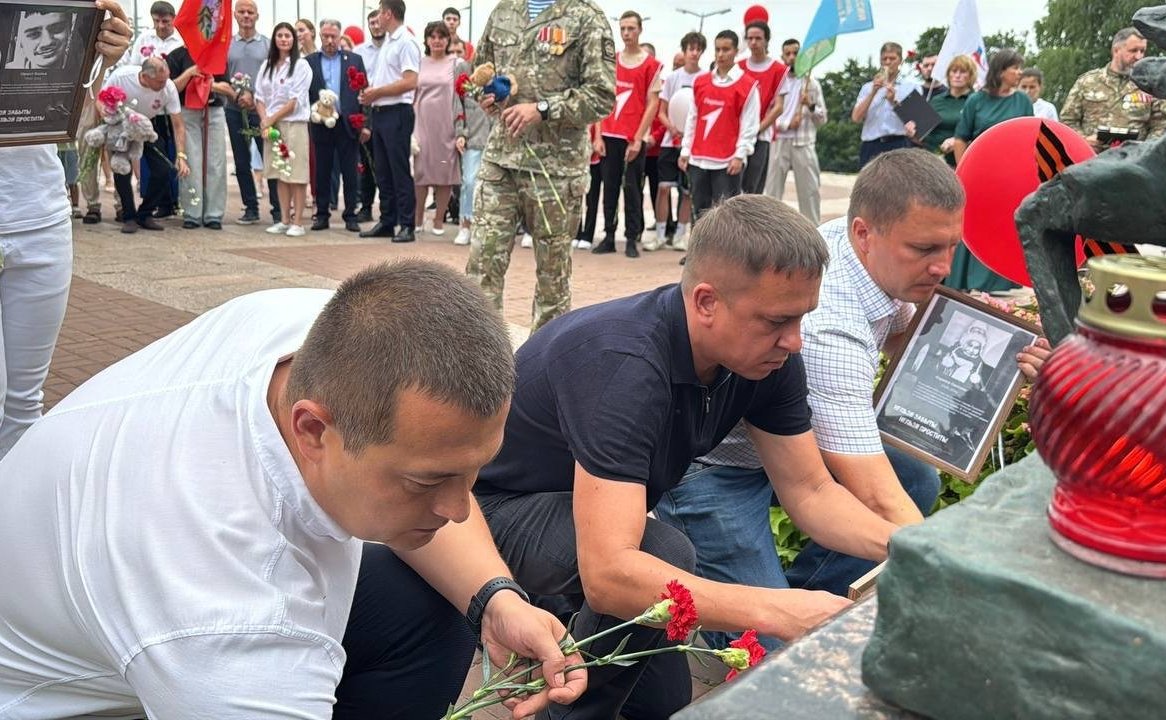 Айрат Гибатдинов почтил память детей — жертв войны в Донбассе