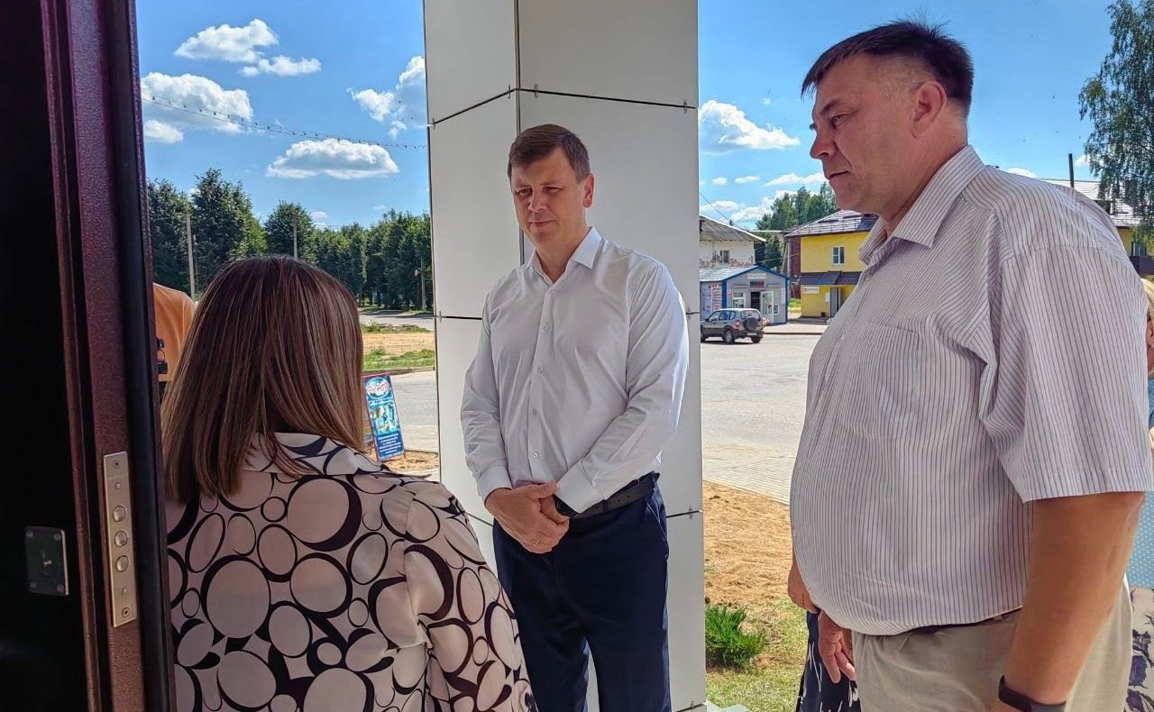 Артем Малащенков посетил детскую школу искусств в Смоленской области