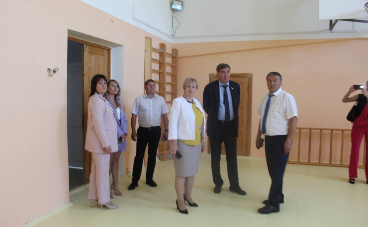 Александр Савин посетил общеобразовательную школу в с. Трубино после завершения в ней капитального ремонта