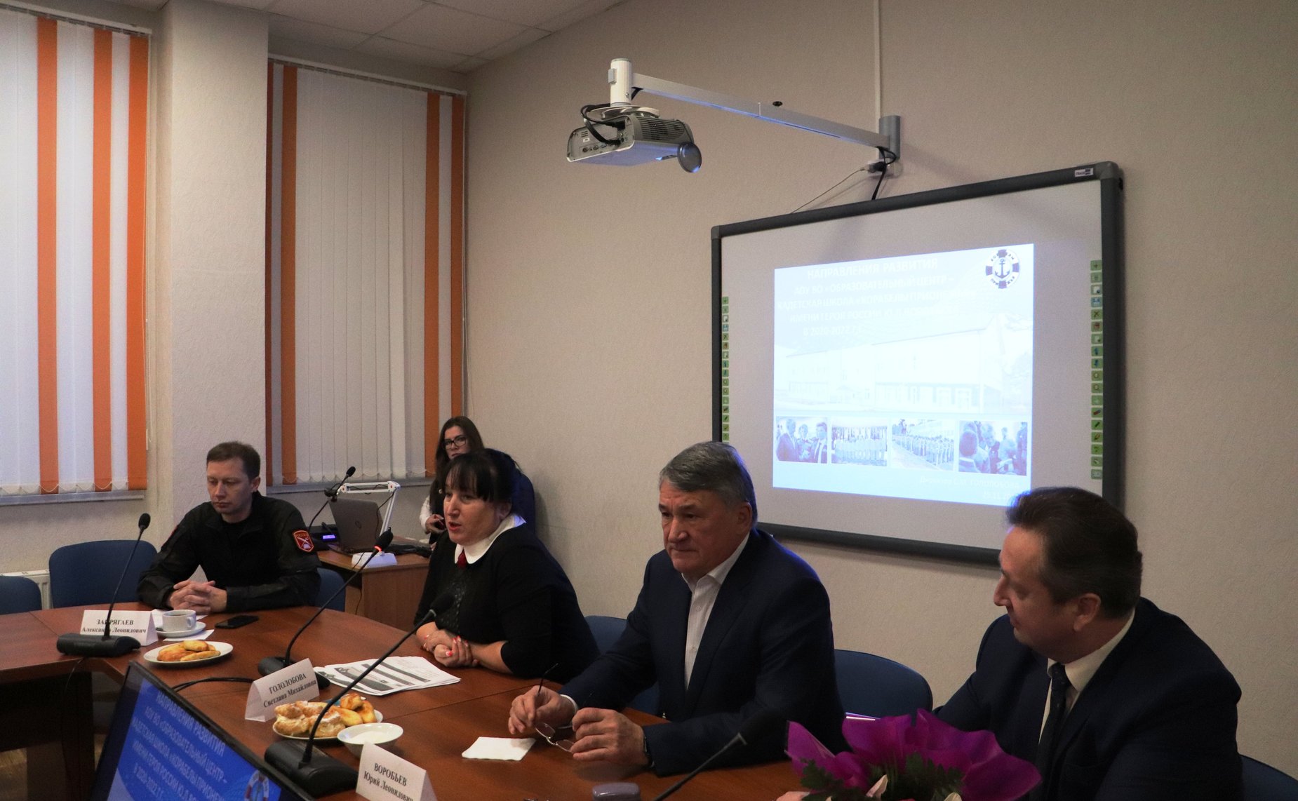 Ю. Воробьев провел встречу с педагогическим коллективом «Корабелов Прионежья»