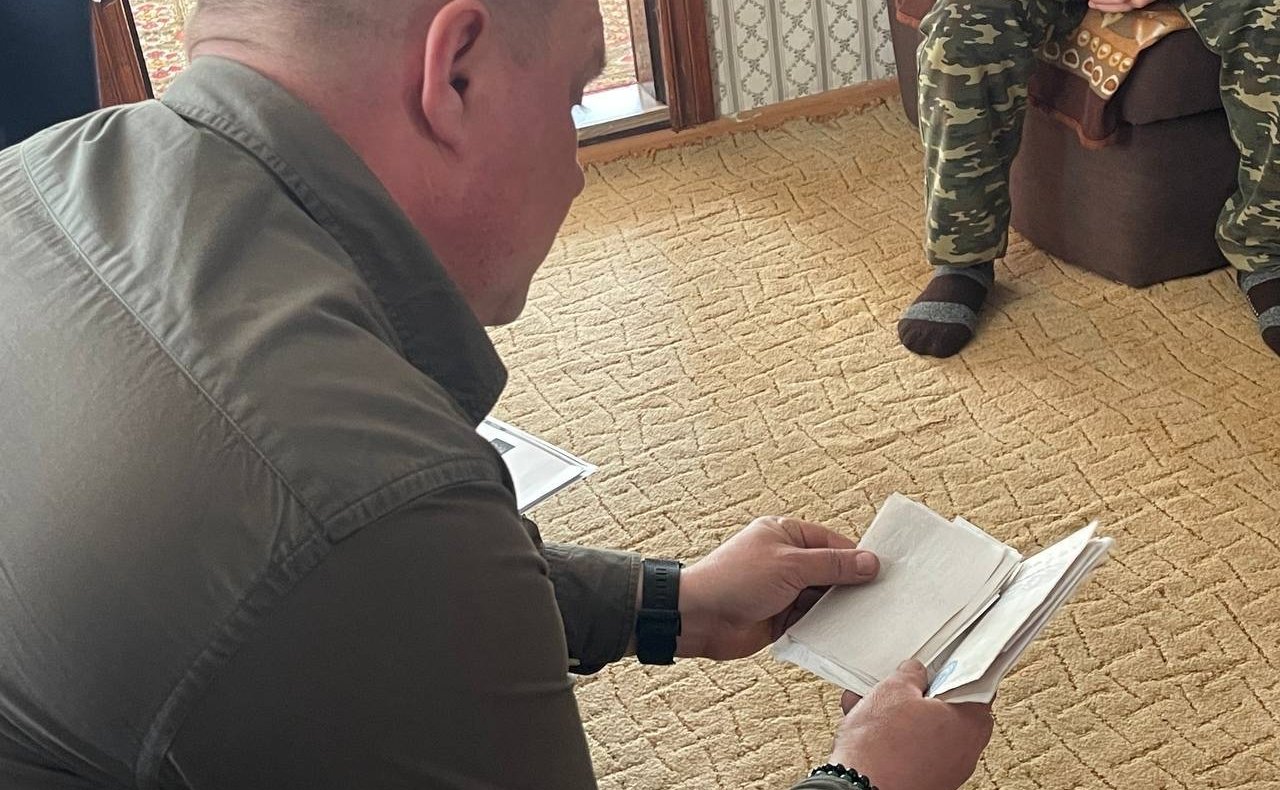 Игорь Кастюкевич посетил пожилых супругов Капраловых, дом которых пострадал в результате обстрела со стороны ВСУ прошлым летом