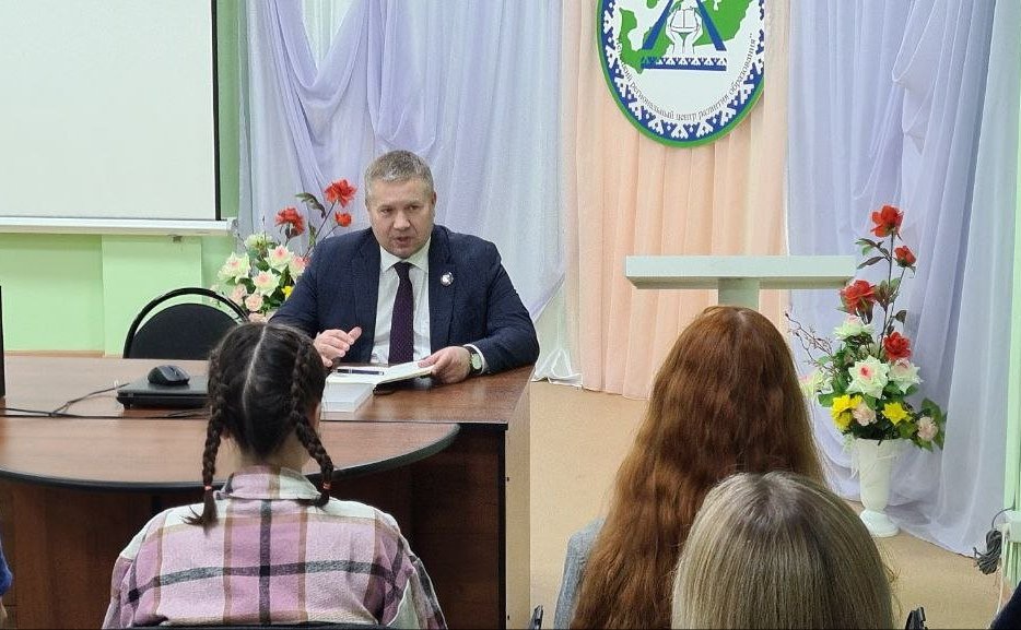 Денис Гусев провёл встречу с активистами молодёжных объединений и студентами Ненецкого АО