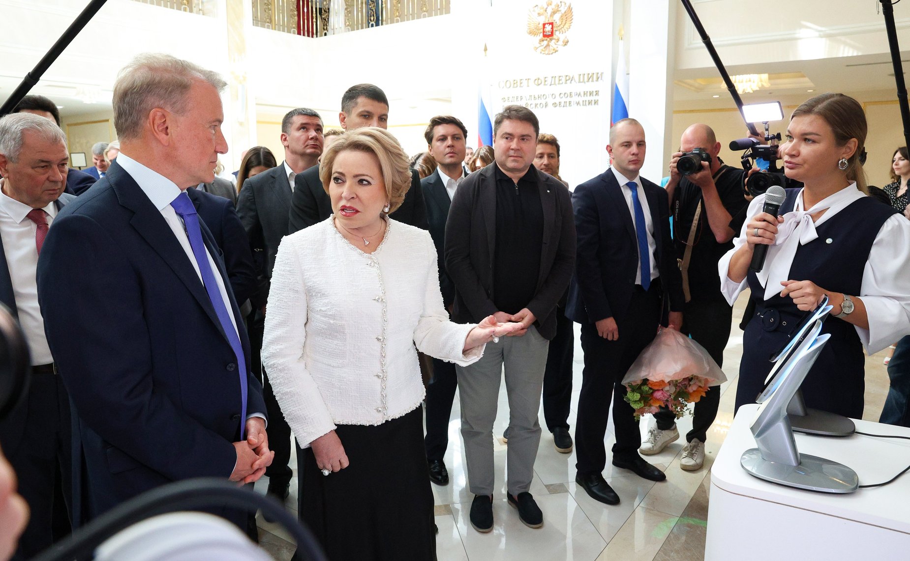 Валентина Матвиенко и Герман Греф осмотрели выставку «Сбербанка России»
