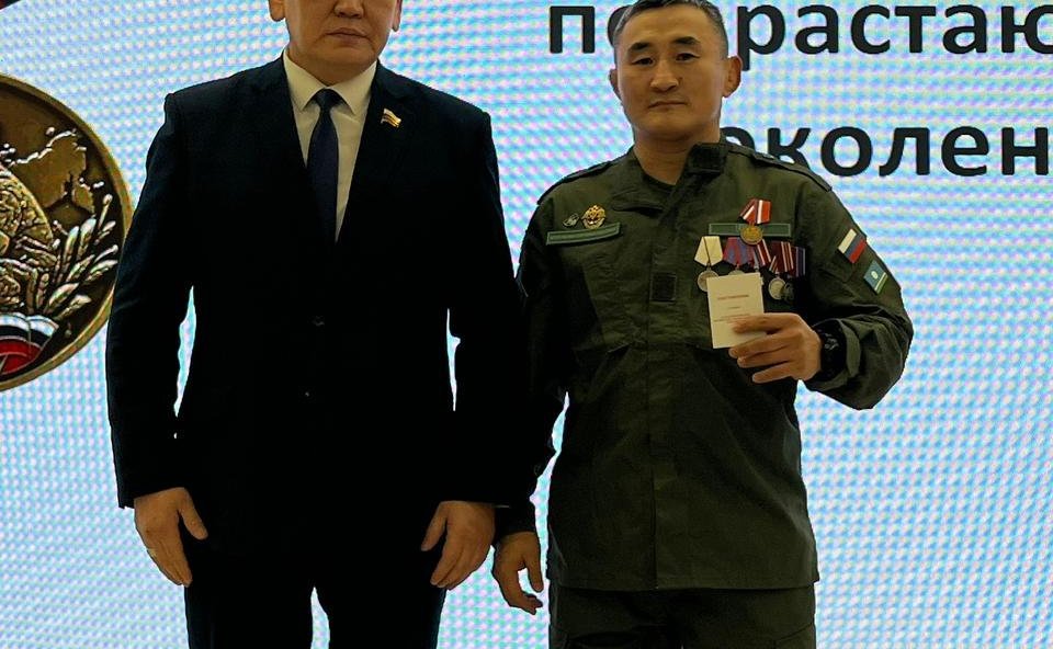 Сахамин Афанасьев в рамках региональной недели посетил итоговое заседание якутского филиала Военно-патриотического центра «Воин»