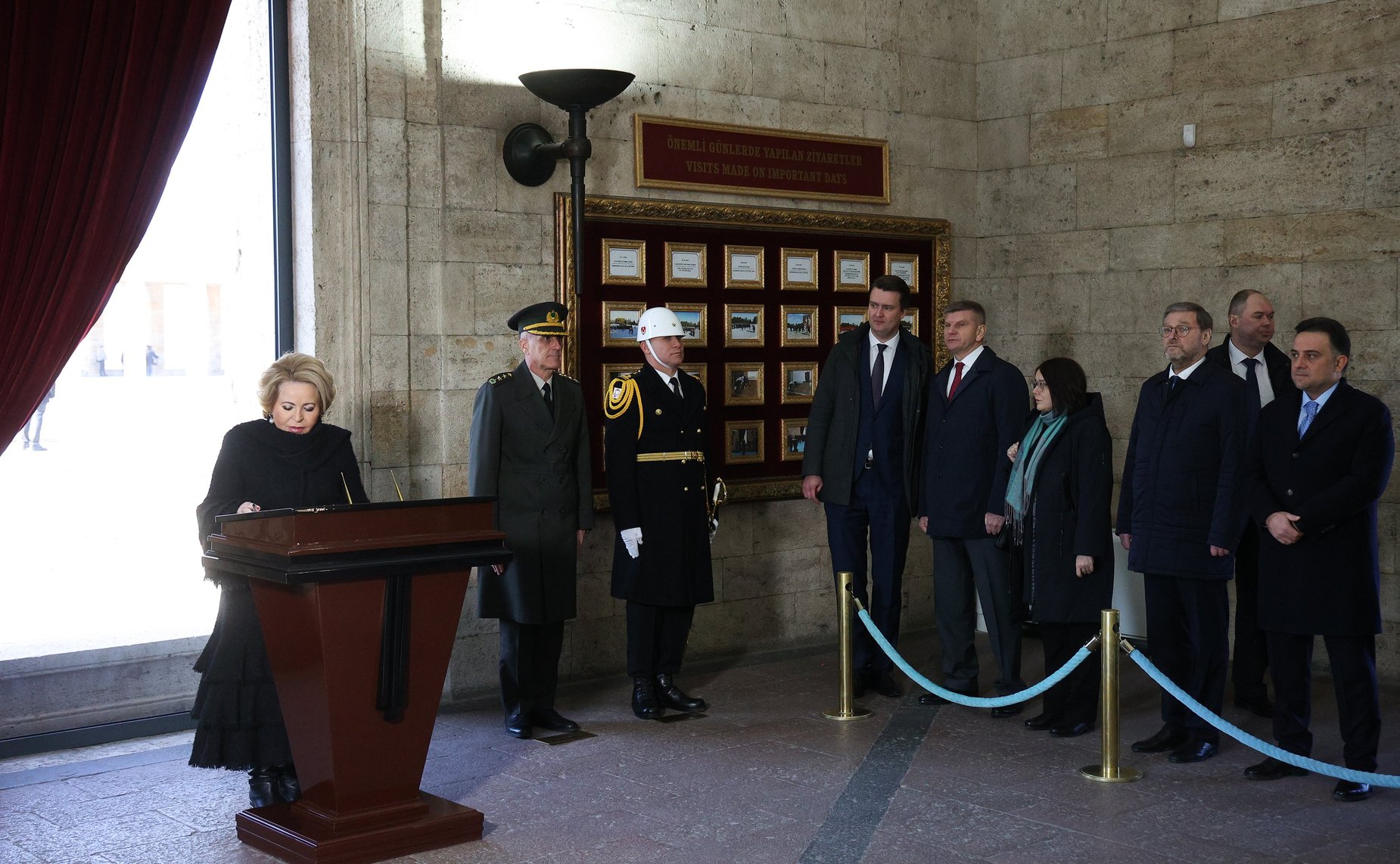 Валентина Матвиенко и члены российской делегации приняли участие в церемонии возложении венка в Мавзолее основателя Турецкой Республики Мустафы Кемаля Ататюрка