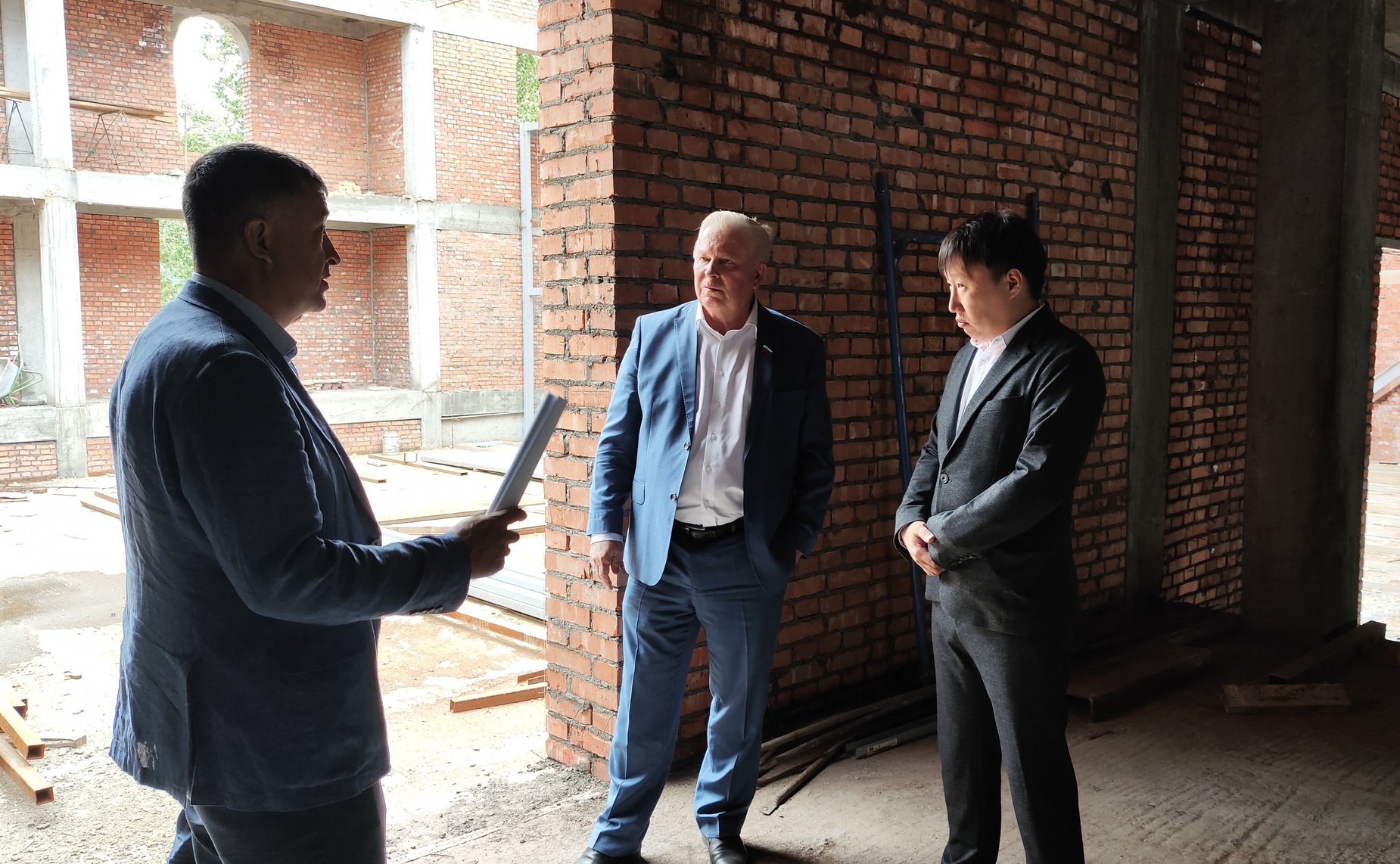 Вячеслав Наговицын во время региональной недели ознакомился с ходом строительства нового Центра культуры