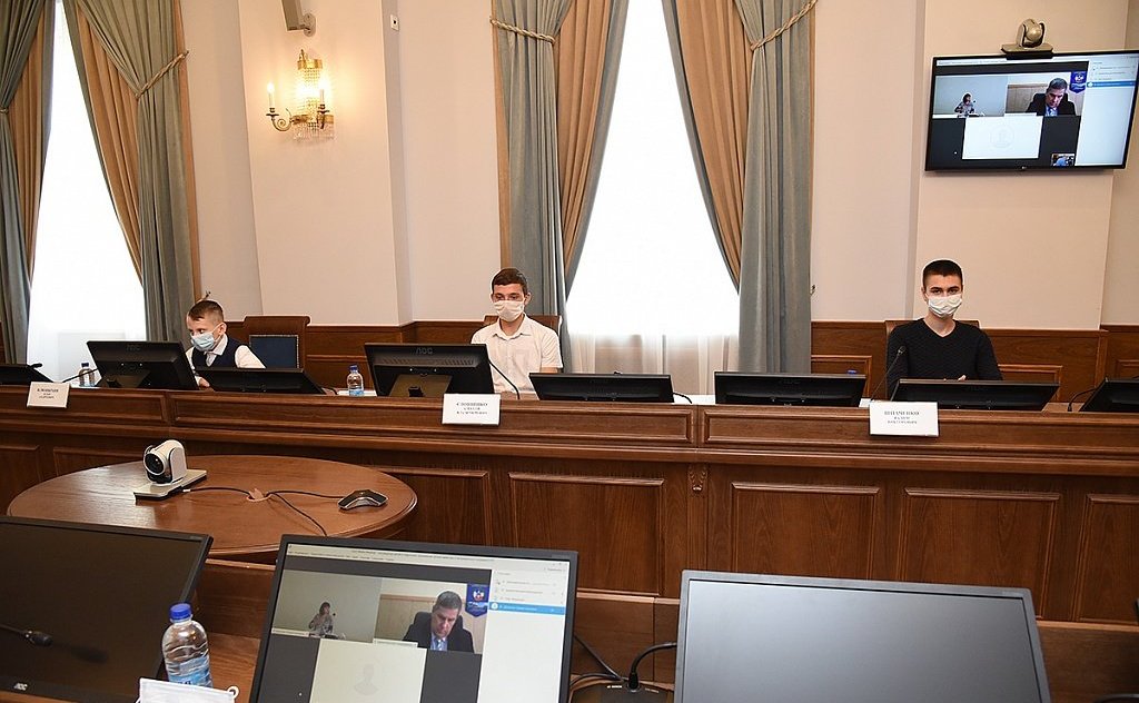 Ирина Рукавишникова вручила награду и поощрения СФ юным героям Ростовской области