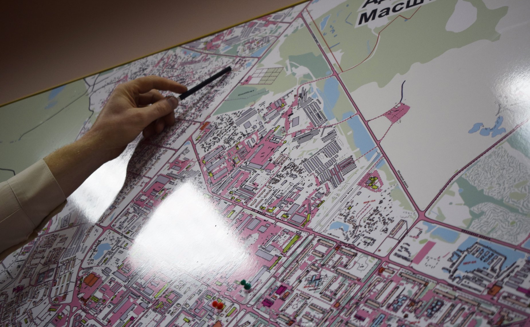 Эдуард Исаков провёл приём граждан по личным вопросам в общественной приёмной в городе Нефтеюганске