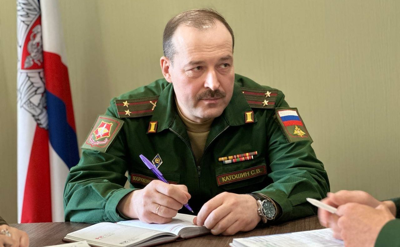 Маргарита Павлова в ходе работы в регионе обсудила вопросы материально-технического и кадрового обеспечения работы военных комиссариатов с военкомом Курчатовского и Калининского районов Челябинска