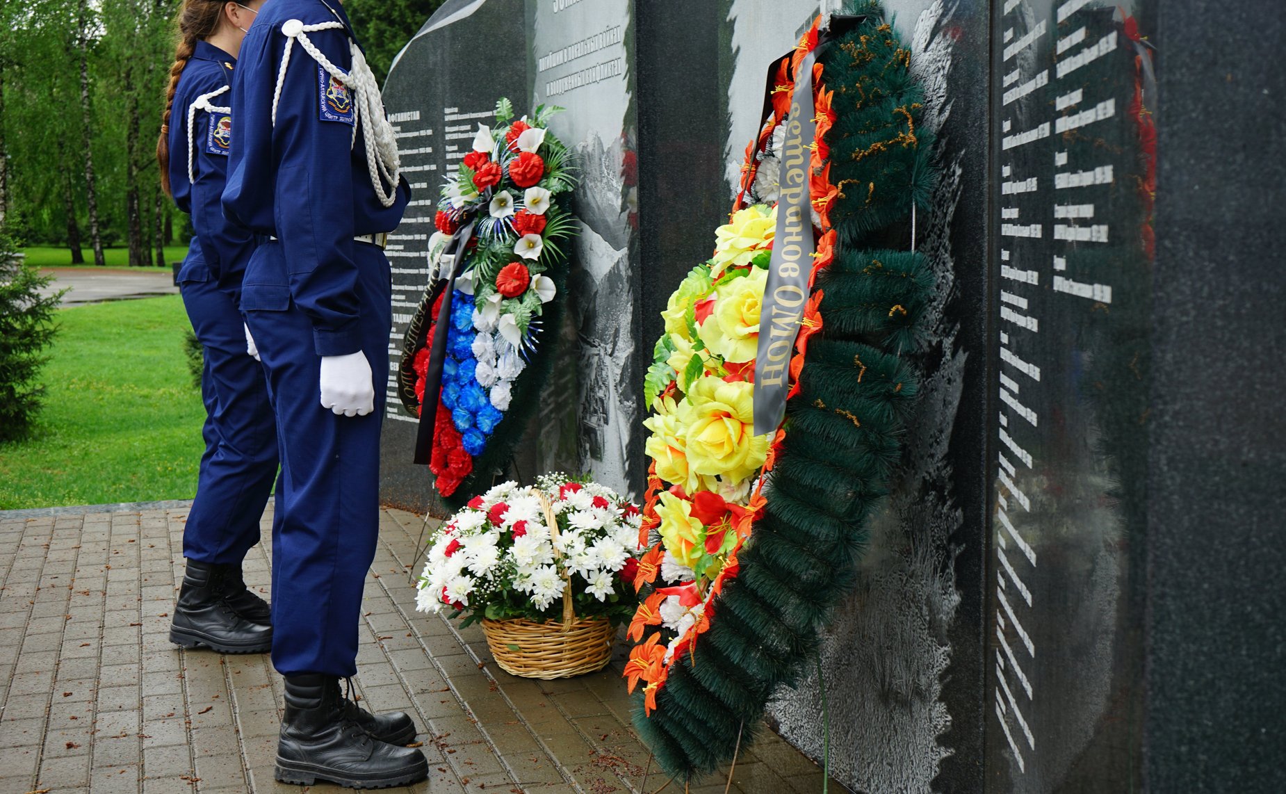 Сенаторы приняли участие в церемонии возложения цветов к Вечному огню на мемориальном комплексе «Парк Победы» в городе Горно-Алтайске, а также к памятнику воинам-землякам, погибшим в локальных войнах и вооруженных конфликтах