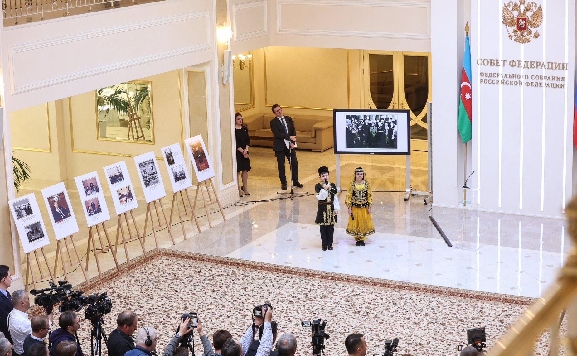 Валентина Матвиенко и Председатель Милли Меджлиса Азербайджанской Республики Сагиба Гафарова открыли в верхней палате российского парламента фотовыставку «В России часть моей души…», посвященную 100-летию со дня рождения Гейдара Алиева
