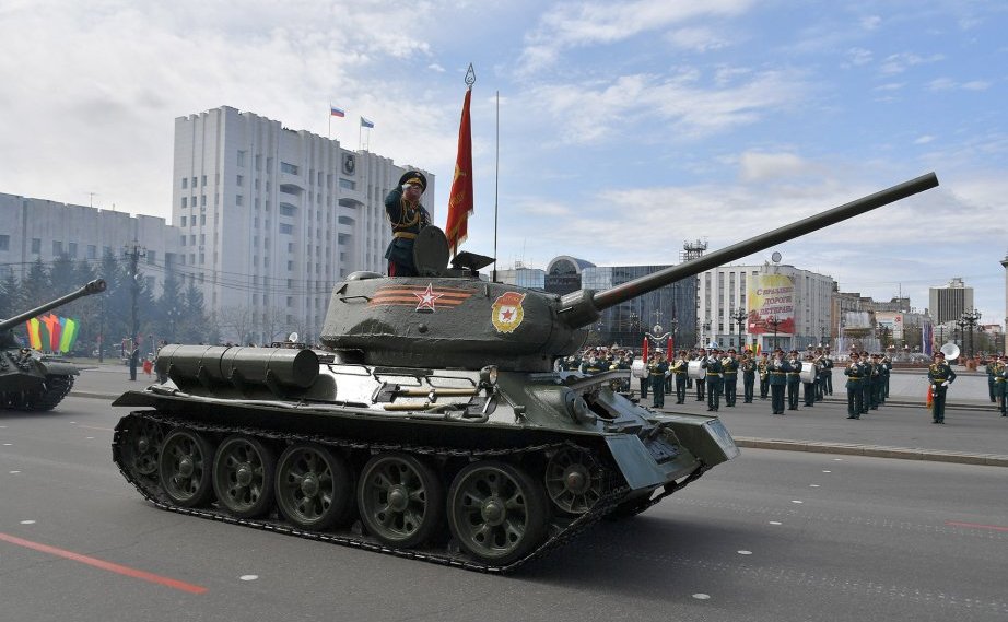 Начало парада военной техники, знаменитый танк Т-34