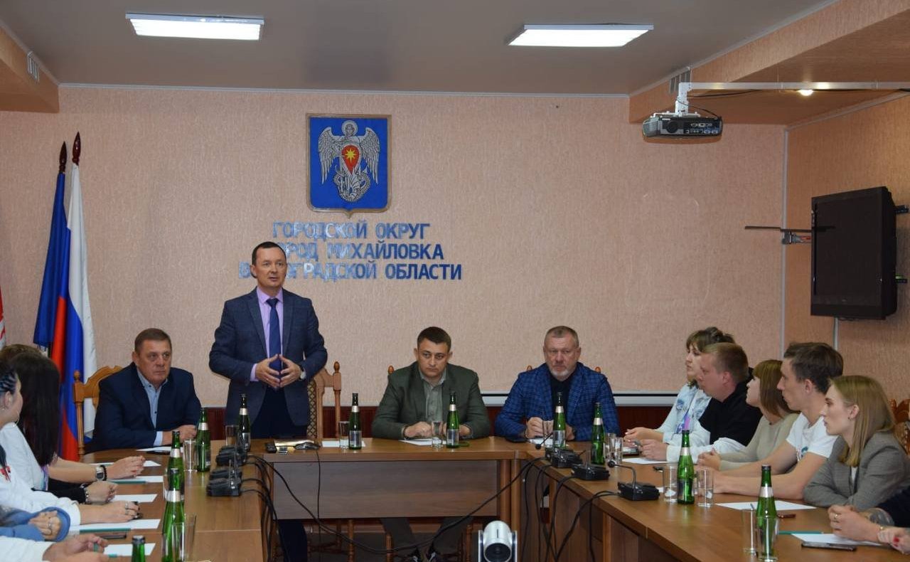 Николай Семисотов и Сергей Горняков приняли участие во встрече с представителями молодежи и студенческого сообщества городского округа город Михайловка