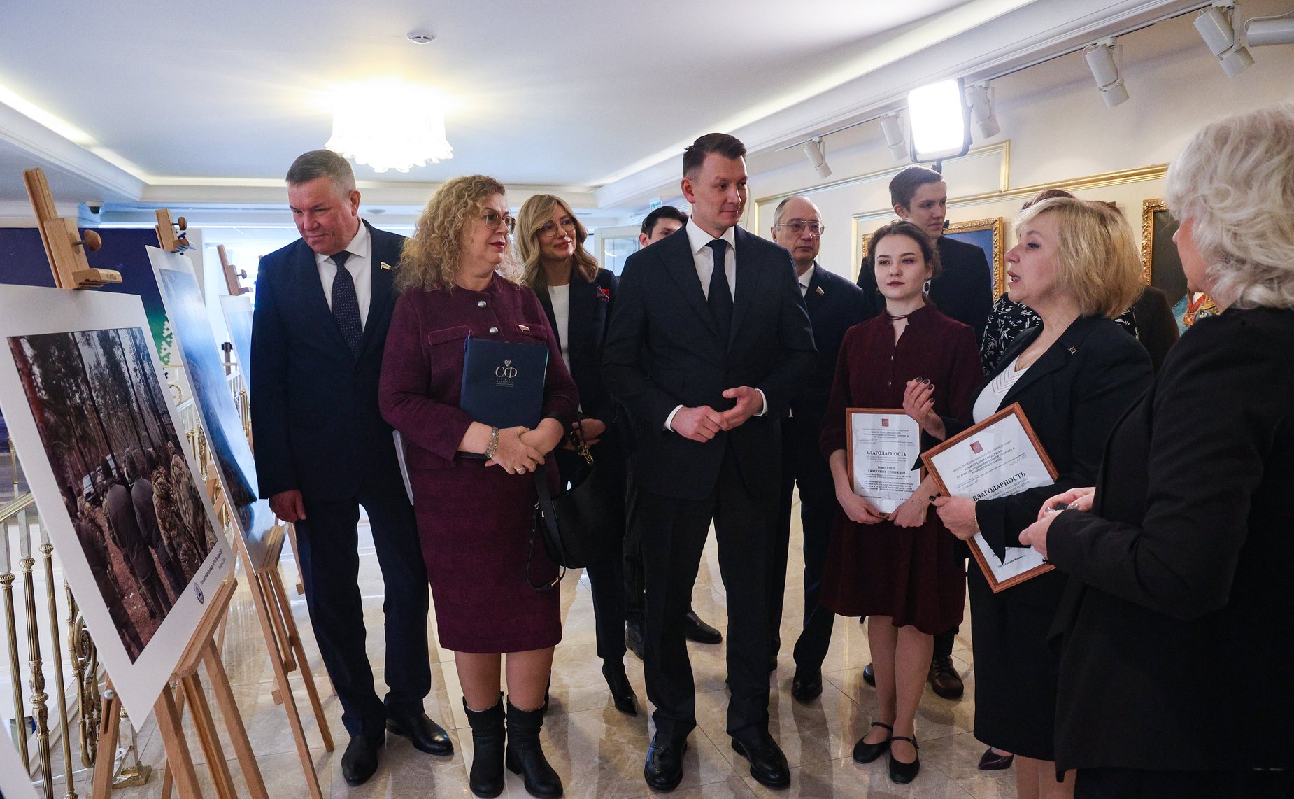 В Совете Федерации открылась фотоэкспозиция «Концертная бригада МГИК. Бойцам СВО»