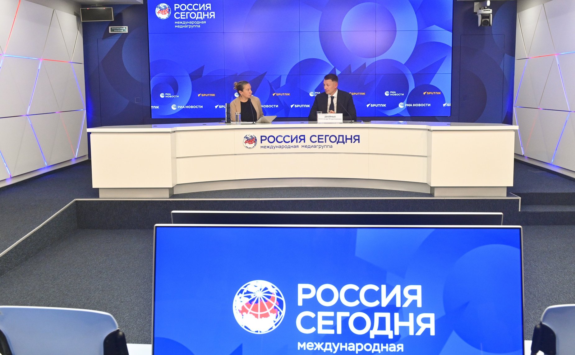 В международном мультимедийном пресс-центре Медиагруппы «Россия сегодня» состоялась пресс-конференция председателя Комитета Совета Федерации по аграрно-продовольственной политике и природопользованию Александра Двойных по итогам работы в весеннюю сессию