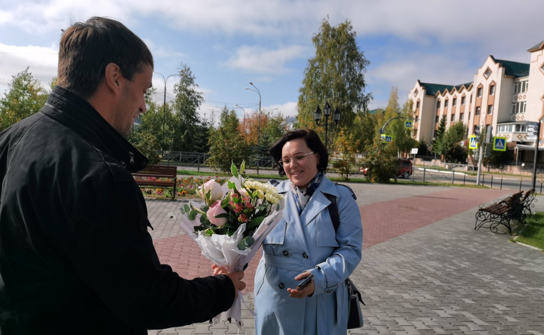 Эдуард Исаков в День танкиста встретился со школьницей Алисой Салимовой из г. Югорска, чтобы передать ей посылку, которую с благодарностью за её старания отправили танкисты-участники СВО