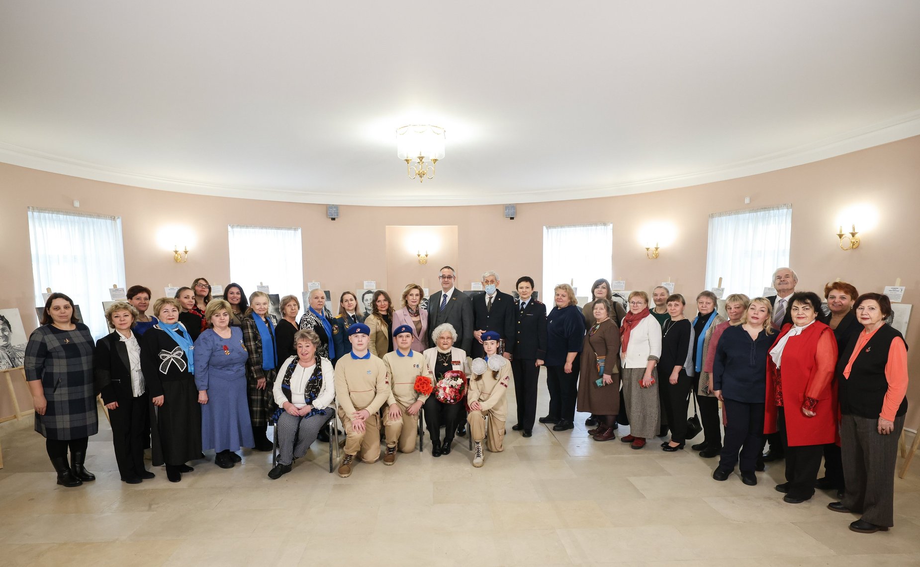 Инна Святенко приняла участие в открытии в Московском парламентском центре выставки «Прекрасный полк» Асара Сафиулина (фото пресс-служба Московской городской Думы)