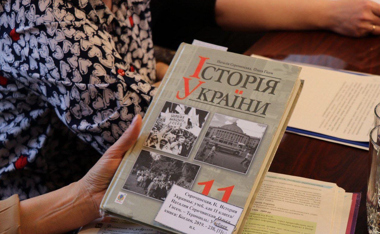 Дмитрий Василенко провел совещание с представителями органов законодательной власти Ленинградской области, местного самоуправления, экспертами, посвященное анализу литературы, привезенной из освобожденных городов на территории Украины
