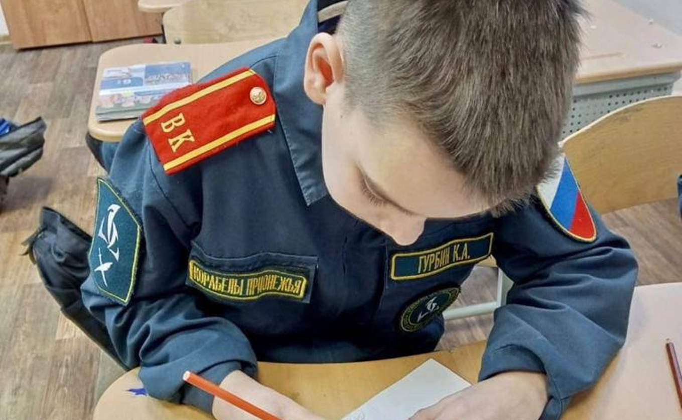 Кадеты написали военнослужащим письма с новогодними поздравлениями