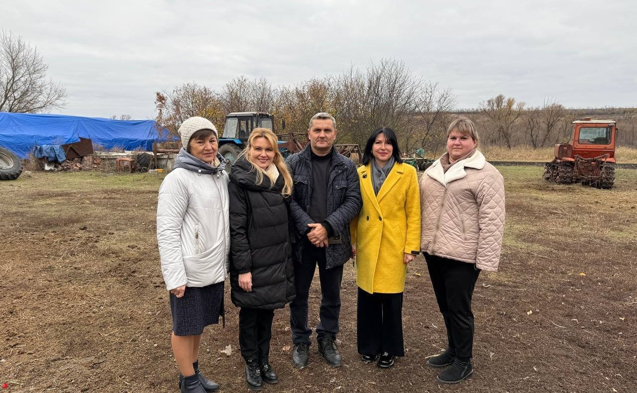 Дарья Лантратова в рамках региональной поездки посетила хозяйство Владимира Прудникова в Белокуракинском районе