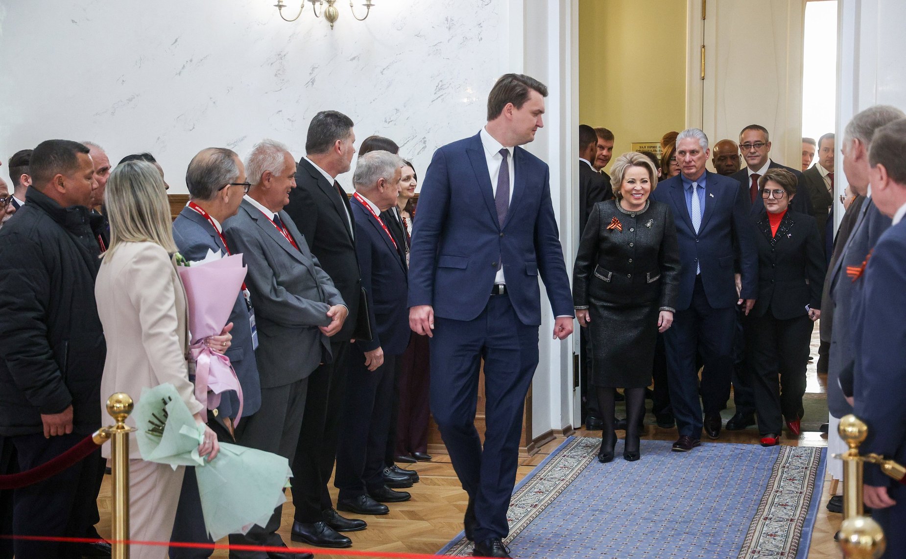 Председатель Совета Федерации Валентина Матвиенко, Президент Кубы Мигель Марио Диас-Канель и Председатель Московской городской Думы Алексей Шапошников открыли фотовыставку, посвящённую 65-летию восстановления российско-кубинских дипломатических отношений