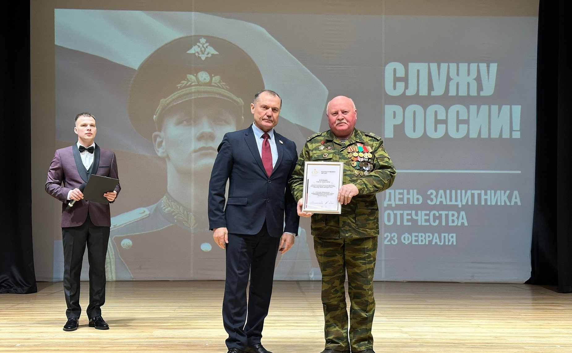 Игорь Мурог поздравил ряжских защитников Отечества и поддержал благотворительную ярмарку «Движения Первых»