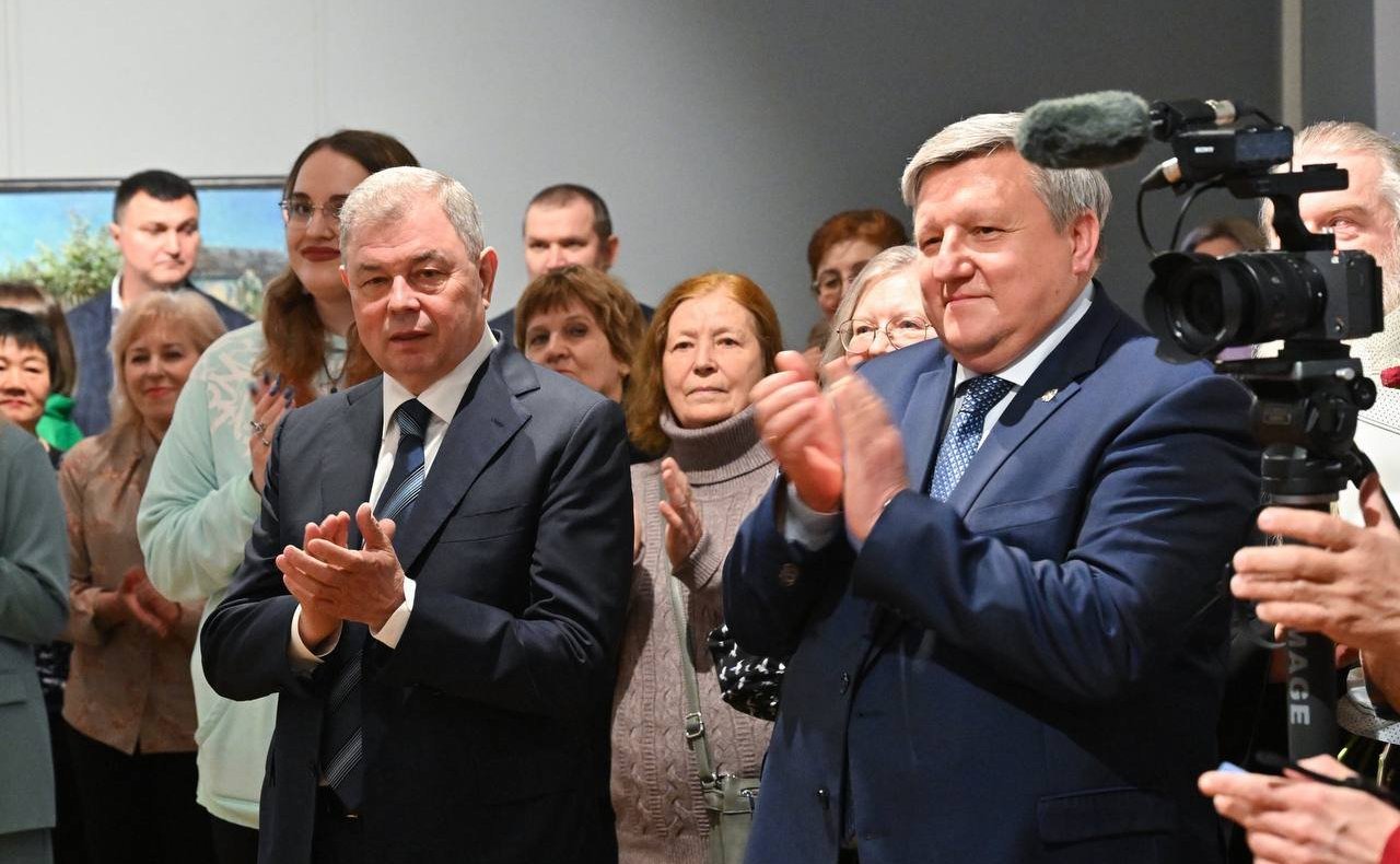 Анатолий Артамонов в ходе поездки в регион посетил музей изобразительных искусств и принял участие в открытии выставки заслуженного художника РФ Наталии Овсиенко «Россия — Китай. Без перевода»