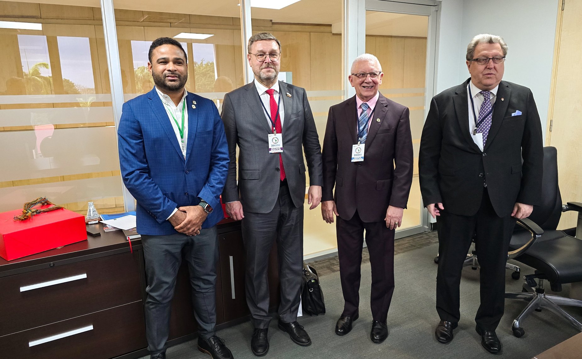 Заместитель Председателя СФ Константин Косачев и глава делегации от Доминиканской Республики на Ассамблее ПАРЛАТИНО, член Палаты депутатов Национального Конгресса Доминиканской Республики Отониэль Техеда провели встречу «на полях» Ассамблеи