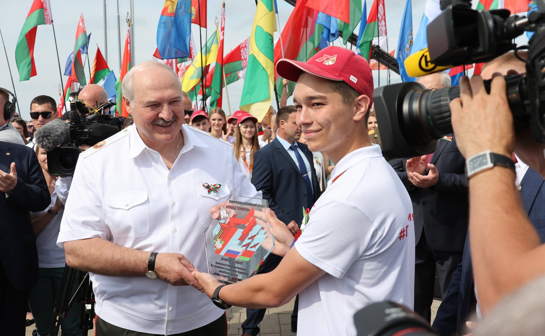 Участники акции почтили память героев Великой Отечественной войны в мемориальном комплексе «Курган Славы» в Минске