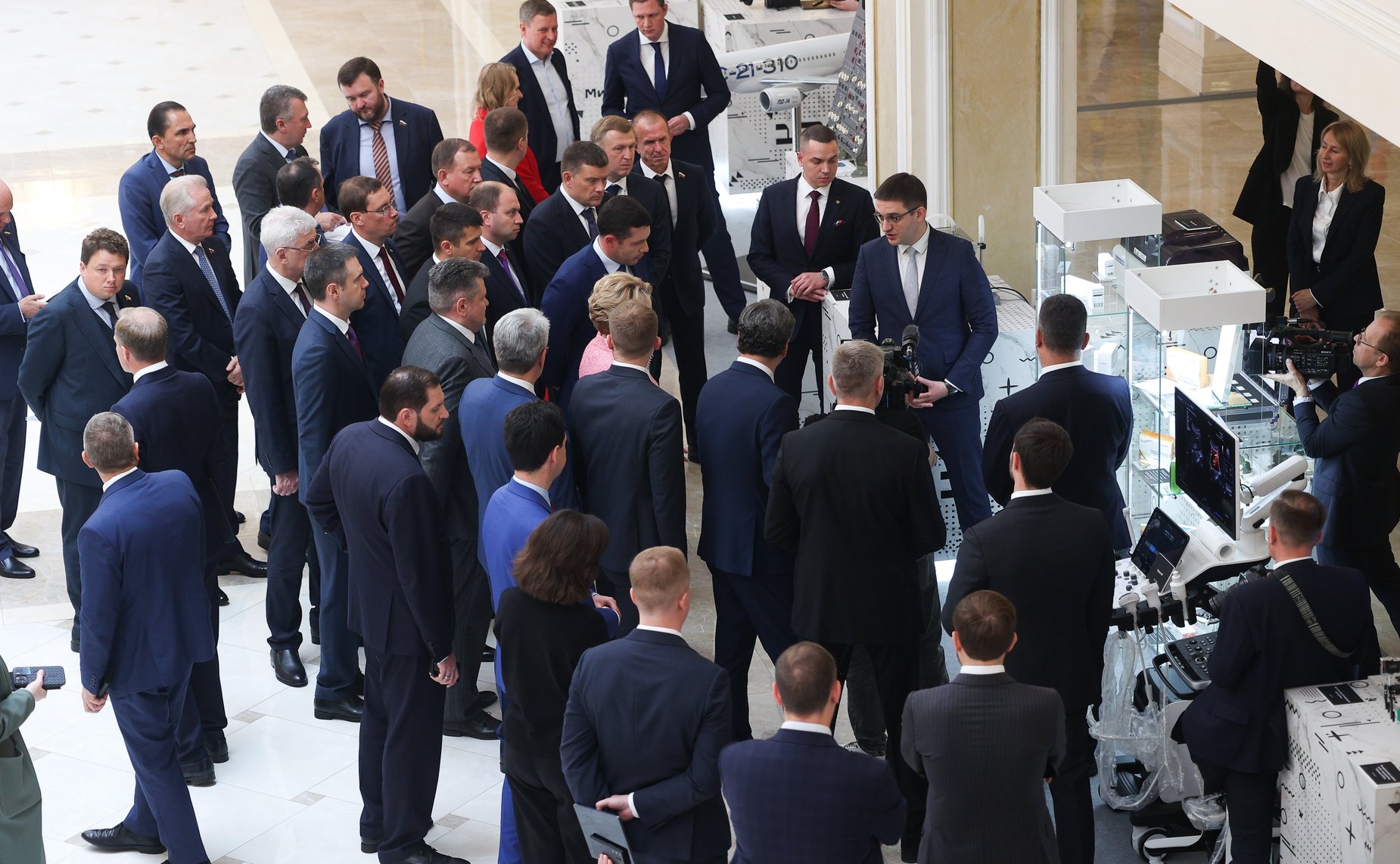 Валентина Матвиенко и Министр промышленности и торговли РФ Антон Алиханов ознакомились с выставкой, посвященной передовым разработкам отечественной промышленности