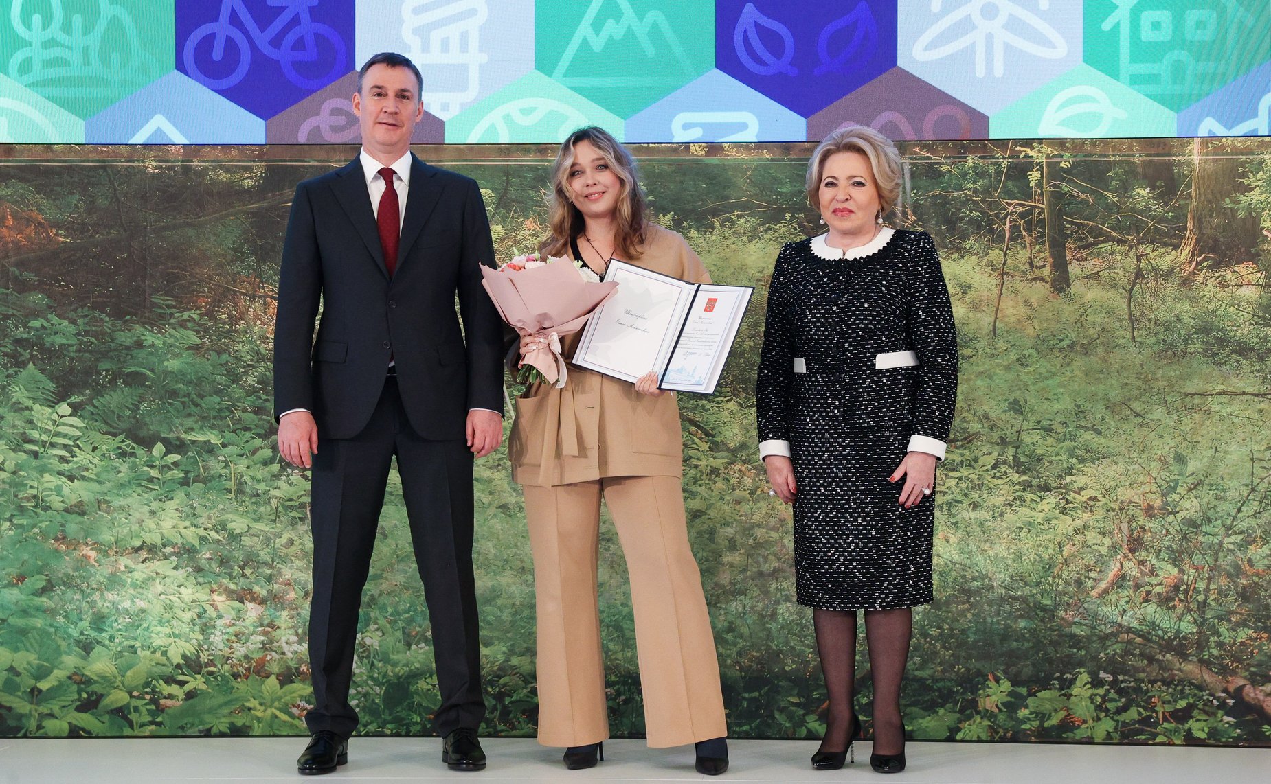 Церемония награждения благодарностями и грамотами Президента Российской Федерации победителей Всероссийской акции субботников «Мы за чистоту». XI Невский международный экологический конгресс