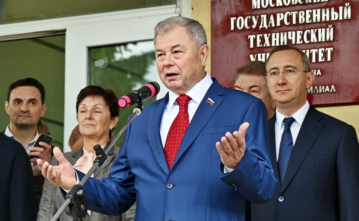 В День знаний Анатолий Артамонов поздравил школьников и студентов Калужской области