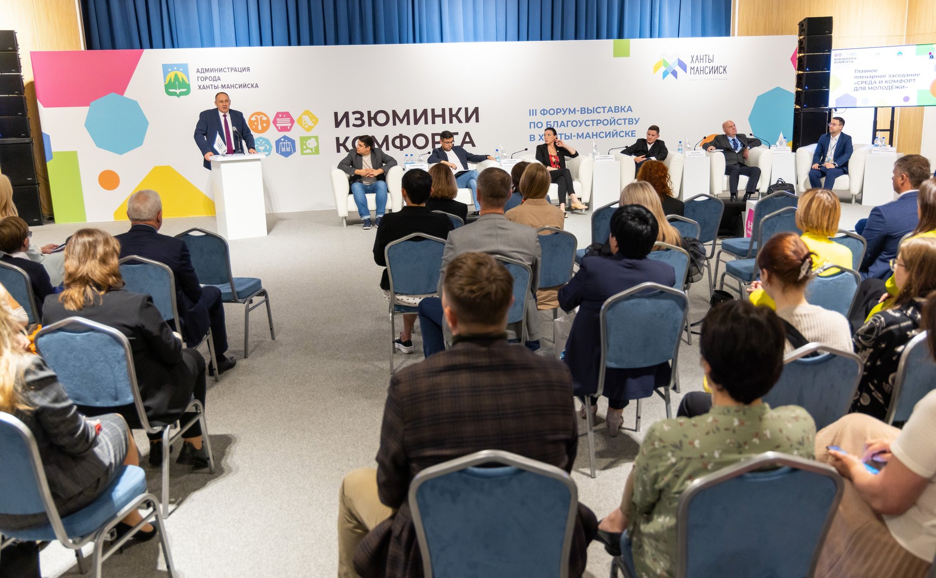 Эдуард Исаков вместе с главой города Ханты-Мансийска Максимом Ряшиным посетил III Всероссийскую форум-выставку «Изюминки комфорта»