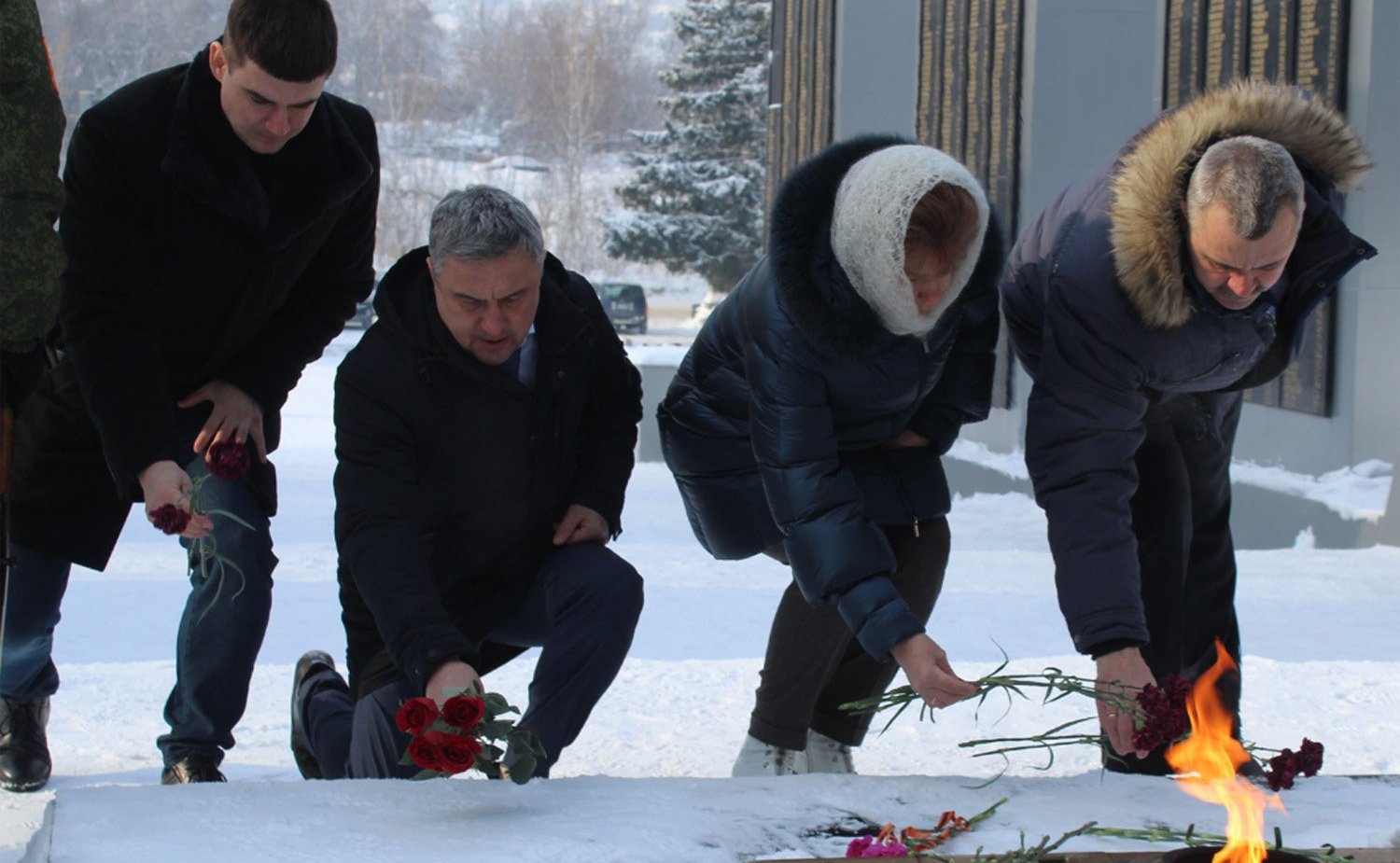 Татьяна Гигель вместе с депутатами республики: и. о. Председателя Государственного Собрания – Эл Курултай Республики Алтай и добровольцами Волонтерского центра возложила живые цветы к Вечному огню