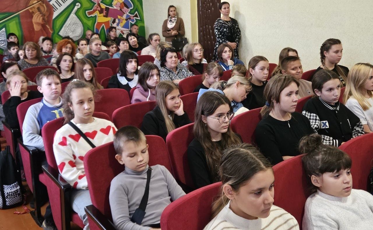 Ольга Бас в ходе поездки в регион, была приглашена на кинопоказ документального фильма «Ночные ведьмы»