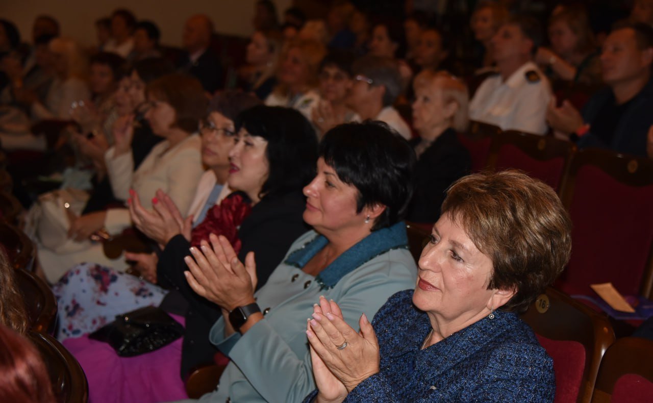 Екатерина Алтабаева вместе с губернатором Михаилом Развожаевым, председателем регионального Законодательного собрания Владимиром Немцевым и депутатом Государственной Думы Татьяной Лобач приняла участие в торжественном собрании, посвящённом Дню учителя