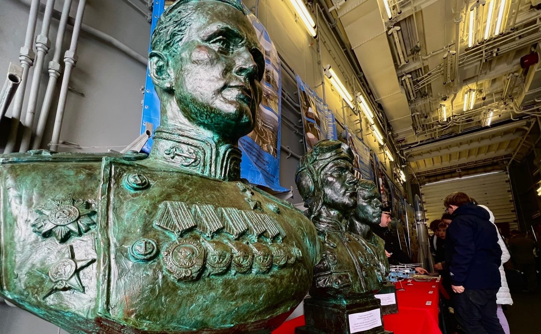 Татьяна Сахарова ознакомилась с экспозицией агитационной выставки на корабле «Иван Грен»