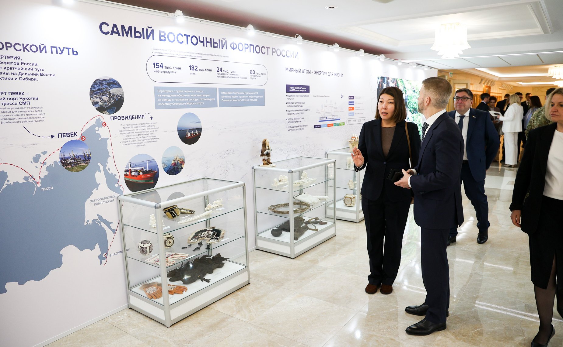 Валентина Матвиенко и Владислав Кузнецов осмотрели выставку, развернутую в Совете Федерации, которая посвящена истории, современности и перспективам развития Чукотского автономного округа