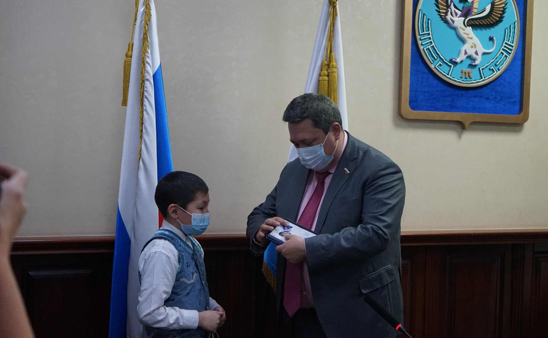 Владимир Полетаев вручил ребятам из Республики Алтай медали Совета Федерации «За проявленное мужество»