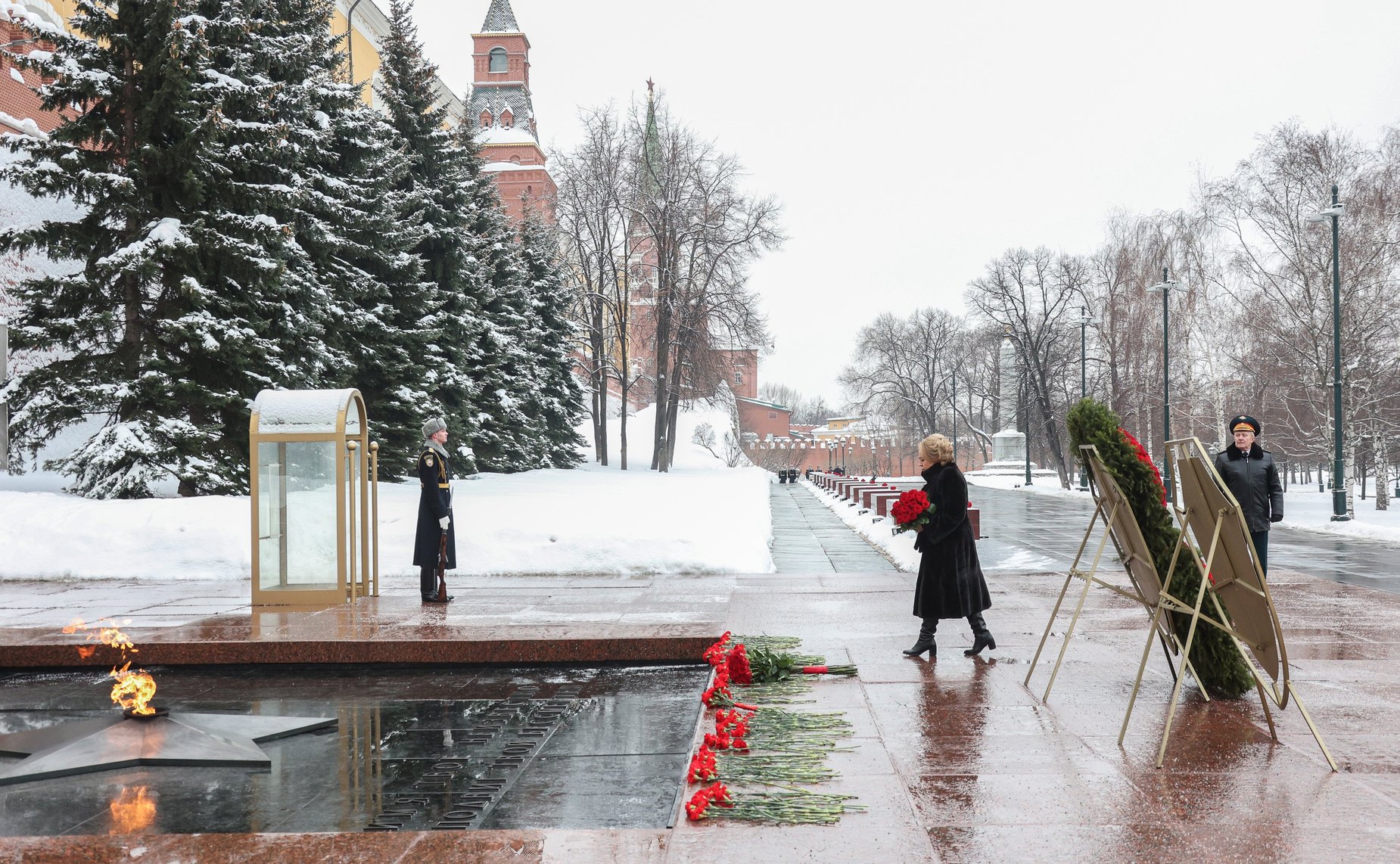 Валентина Матвиенко приняла участие в церемонии возложения цветов к Могиле Неизвестного Солдата