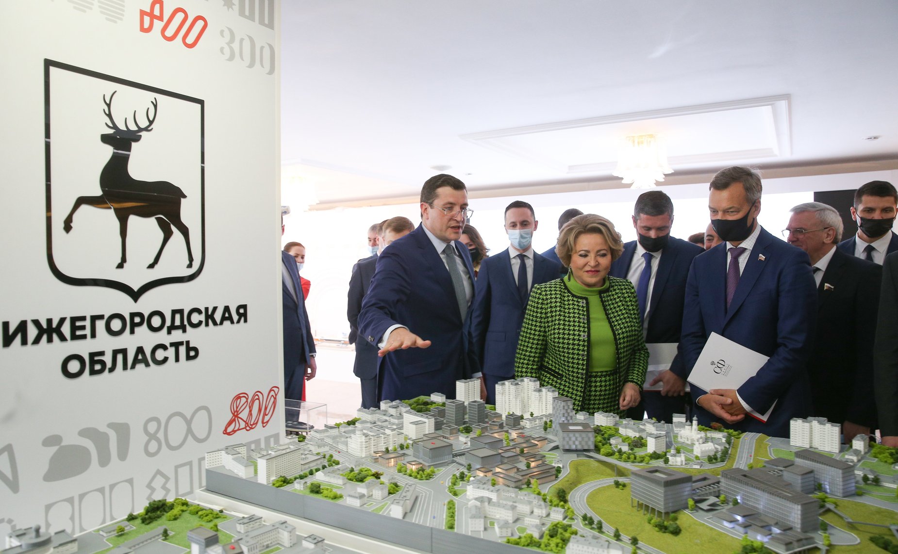 Председатель Совета Федерации Валентина Матвиенко и губернатор Нижегородской области Глеб Никитин осмотрели выставку, на которой представлены инновационные проекты и перспективы развития региона