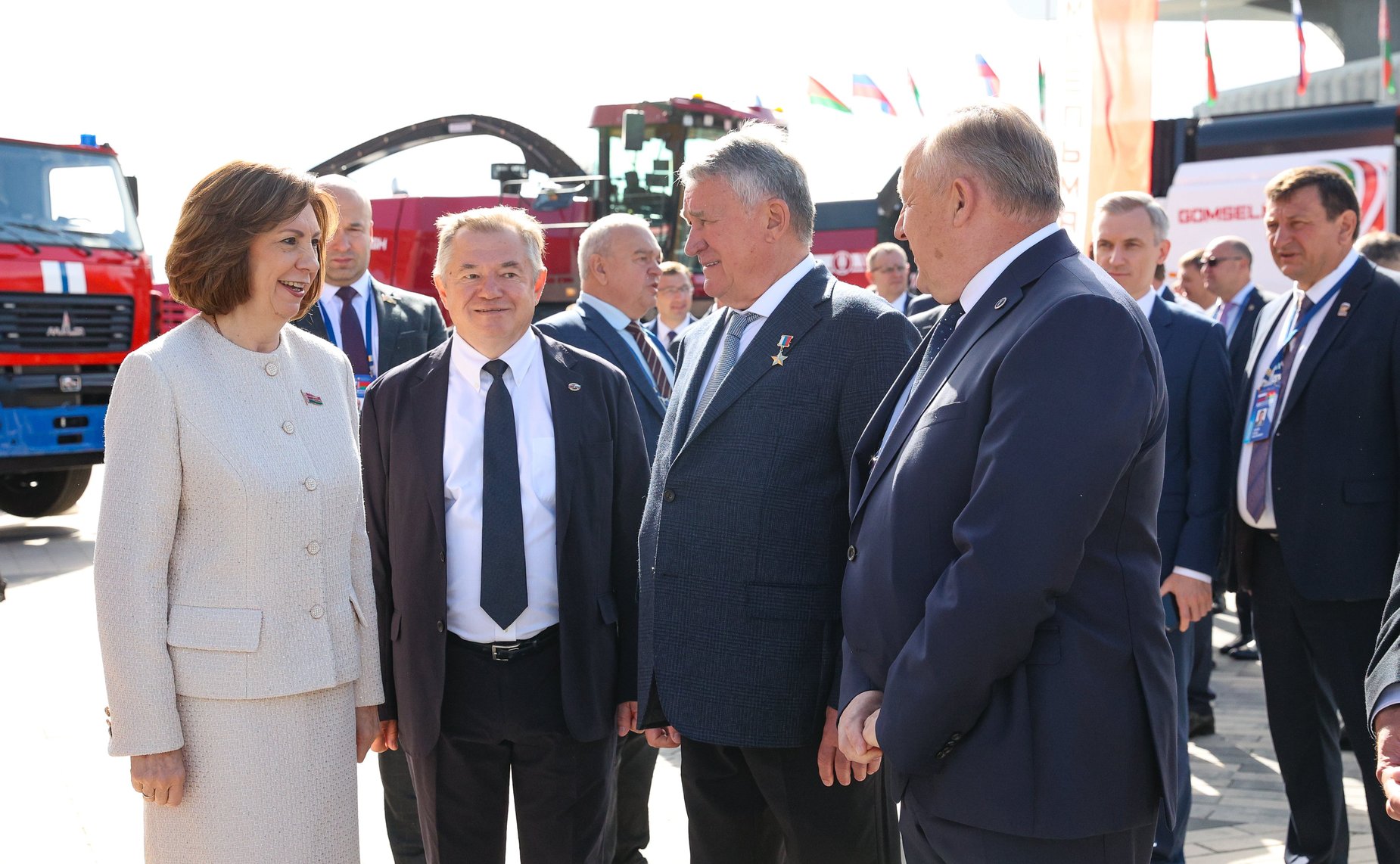 Валентина Матвиенко и Наталья Кочанова ознакомились с экспозицией выставки-ярмарки регионов России и Беларуси