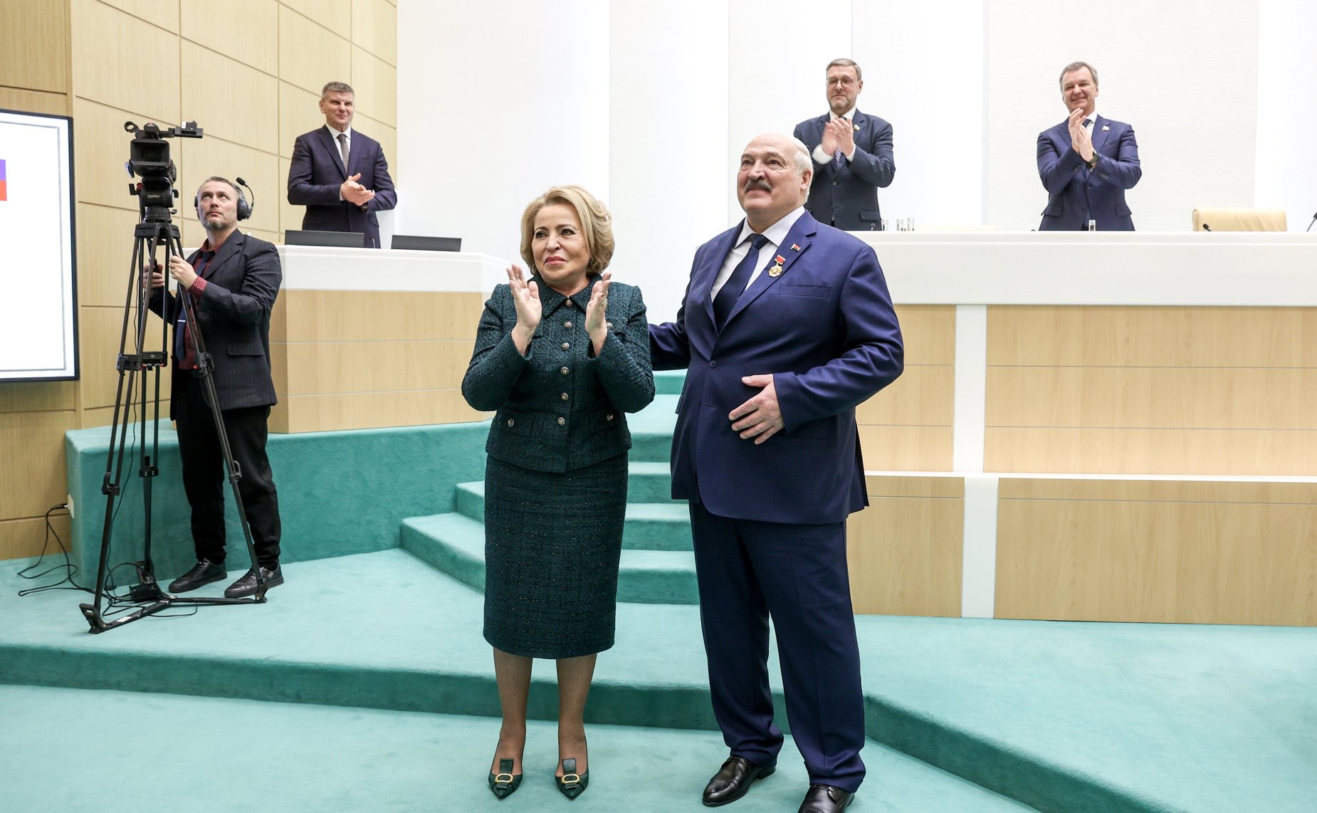 Валентина Матвиенко вручила Президенту Беларуси Александру Лукашенко почётный знак Совета Федерации «За заслуги в развитии парламентаризма»