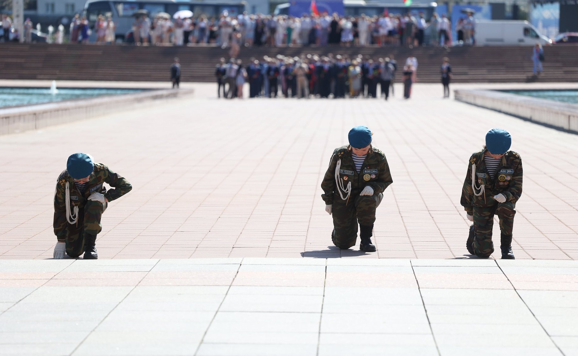 Торжественная церемония возложения цветов членами официальных делегаций Совета Республики и Совета Федерации к Вечному огню у монумента «Три штыка»