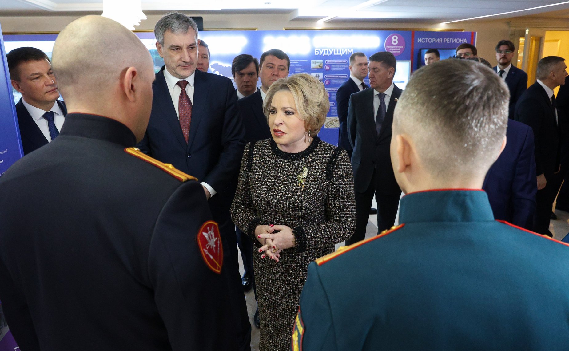 Валентина Матвиенко и Василий Орлов осмотрели выставку, посвященную истории и перспективным направлениям развития Амурской области