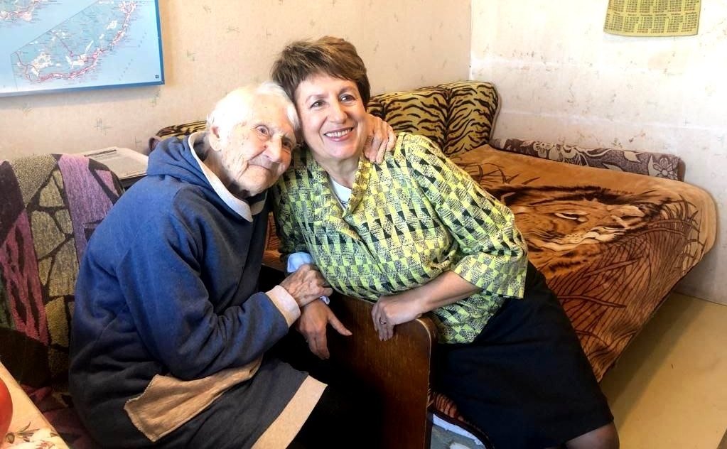 Екатерина Алтабаева побывала в гостях у Елизаветы Ивановны Рожковой и поздравила её со 104-м Днём Рождения