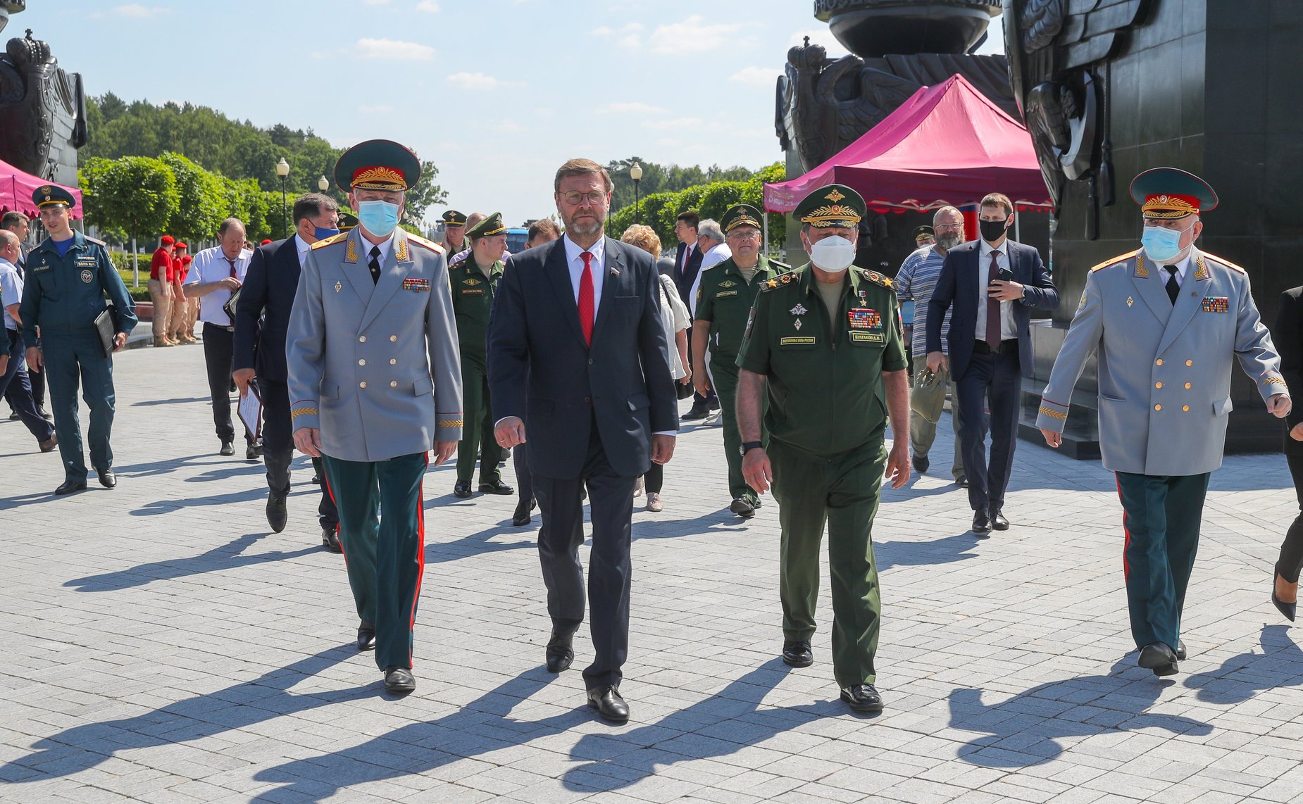 Заместитель Председателя Совета Федерации Константин Косачев принял участие в памятном мероприятии в честь 20-летия Федерального военного мемориала Пантеон защитников отечества в городе Мытищи