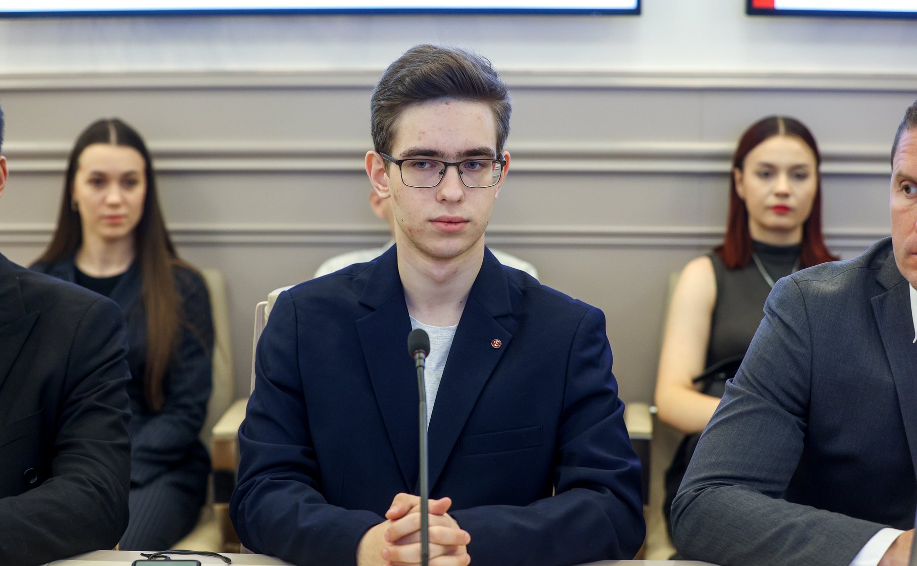 Наталья Мельникова провела встречу с активистами молодежного землячества Псковской области