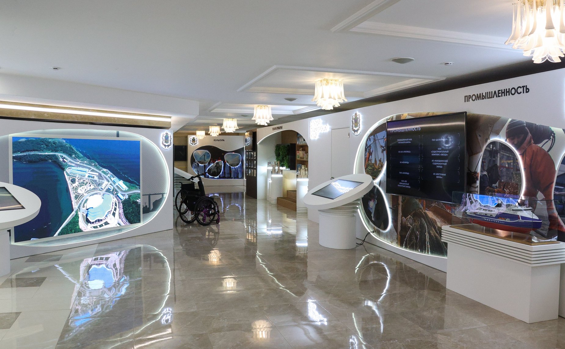 Валентина Матвиенко и Олег Кожемяко осмотрели выставку, посвященную истории и перспективам развития Приморского края